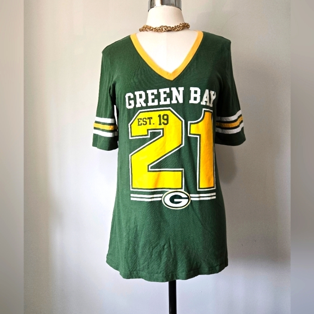 NFL Team Apparel GREEN BAY PACKERS V Neck Short Sleeve Shirt. Large
